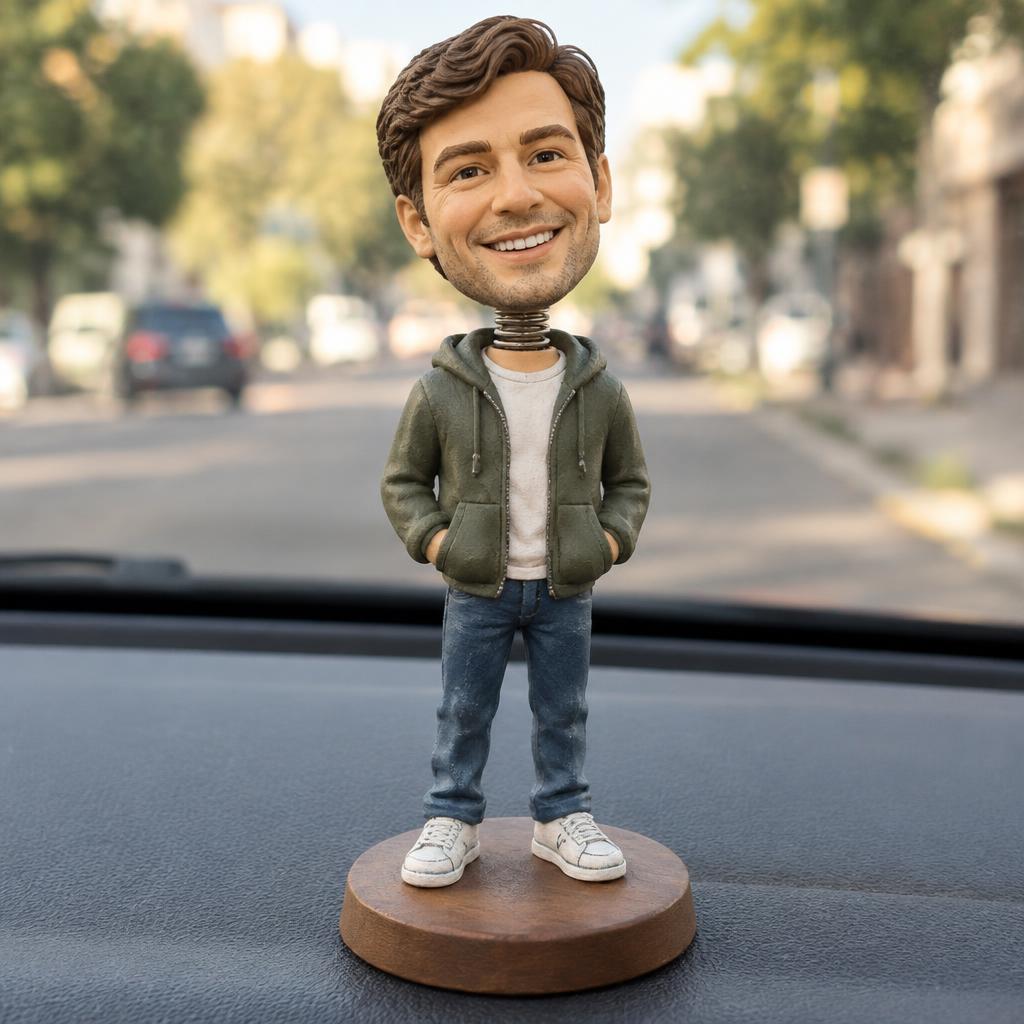 Personalisierter Wackelkopf fürs Auto – handmodellierte Bobblehead-Figur auf dem Armaturenbrett